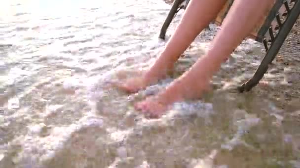 Lavare le gambe in acqua di mare sulla riva . — Video Stock