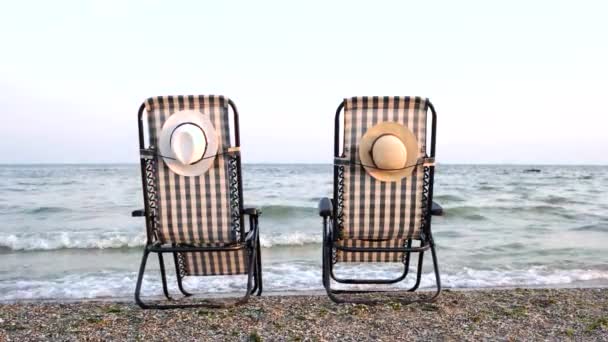 Romantische concept, twee chaise lounges op de kust. — Stockvideo