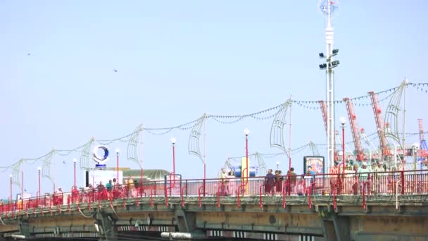 Chodící dav lidí na mostě. — Stock video