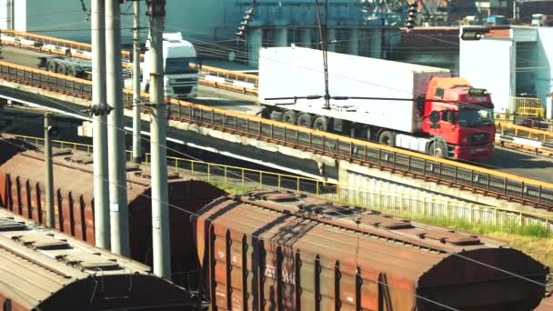 Plataforma de comboio de carga com contentores de comboio de mercadorias . — Vídeo de Stock