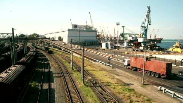 Plataforma de transporte de carga de trem perto do porto marítimo . — Vídeo de Stock