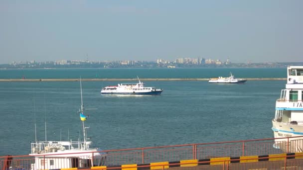 Одесский порт с круизными лайнерами . — стоковое видео