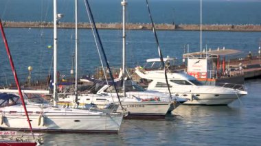 Beyaz deniz limanda Yatlar.