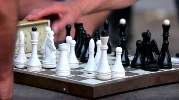 Jugar al ajedrez en modo blitz . — Vídeo de stock