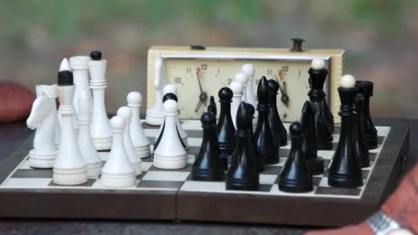 Mains de vieux hommes jouant aux échecs dans le parc . — Video