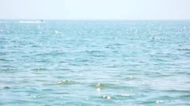 Sakin deniz su yüzeyi.