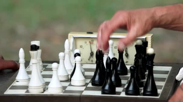 Hrát šachy venkovní, zblízka. — Stock video