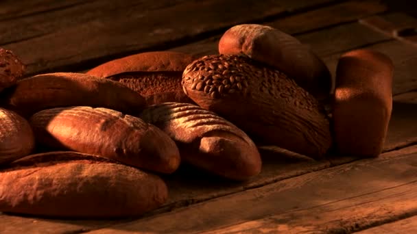 Pan recién horneado sobre fondo de madera . — Vídeo de stock