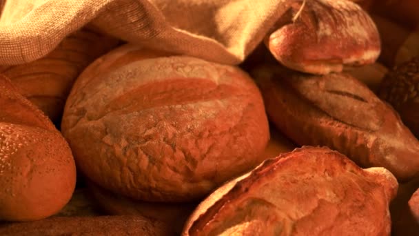 Frisch gebackenes Brot Hintergrund. — Stockvideo