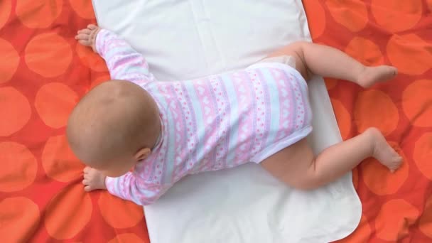 Pasgeboren babymeisje liggend op deken. — Stockvideo