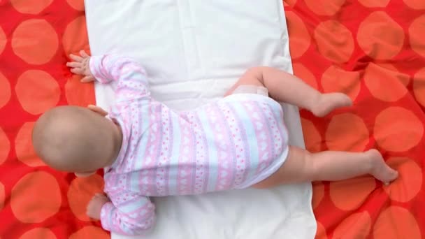 Bébé fille nouveau-né sur couverture, vue du dessus . — Video