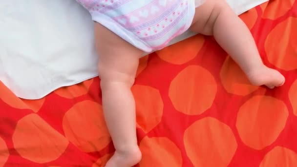 Pernas minúsculas bonitas no bebê recém-nascido . — Vídeo de Stock
