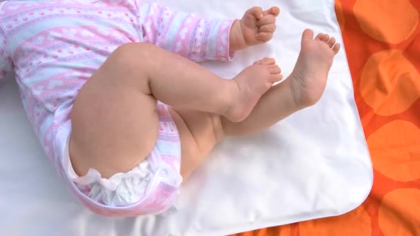 Новорожденная девочка лежит на ковре . — стоковое видео