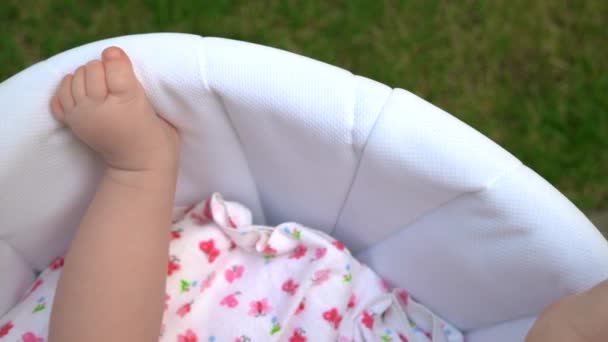 Beine von Säugling im Kinderwagen. — Stockvideo