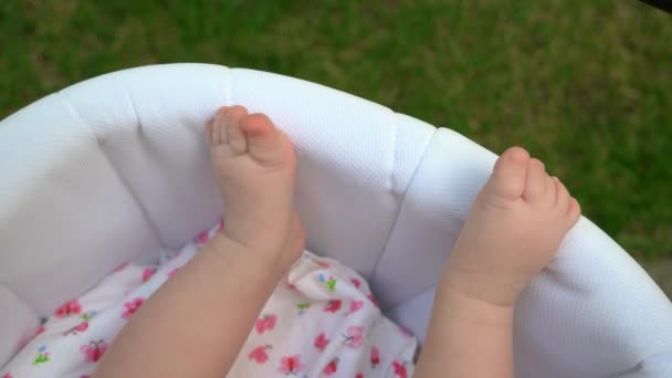 Tatlı bebek bebek bacakları. — Stok video