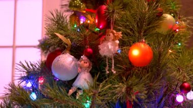 Çelenkleri ve oyuncakları olan Noel ağacı.