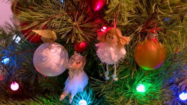 Szép angyalok figurák lóg a karácsonyfa.