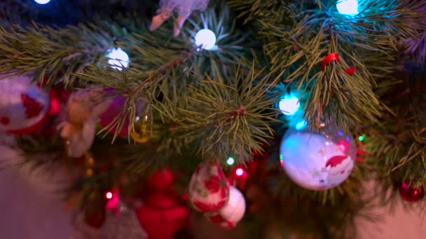 Nieuwjaarsboom met speelgoed en fonkelende lichtjes. — Stockvideo