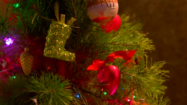 Schönes rotes Spielzeug am Silvesterbaum. — Stockvideo