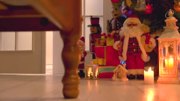Cadeaux et décorations de Noël sur le sol en bois . — Video