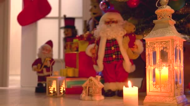 Weihnachtsgeschenke unterm Weihnachtsbaum. — Stockvideo