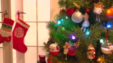 Güzel dekore edilmiş Noel ağacı..