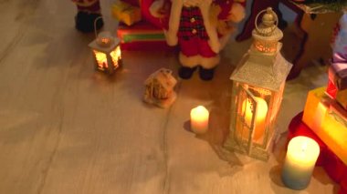 Hediyeler ve mum Noel ağacının altında.