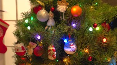 Yeni yıl ağacı yakın çekim dekore edilmiştir. Lüks hediye kutuları, fener ve Noel ağacının altında mumlar yanan. Festival Noel atmosferi.