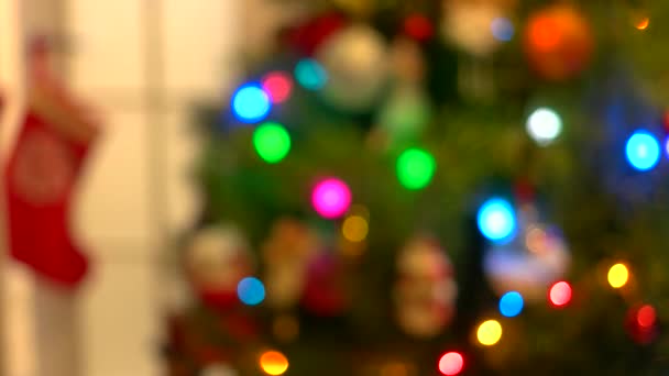 Zamazane drzewo noworoczne z migającymi światłami. — Wideo stockowe