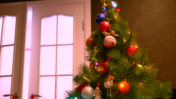 Albero Capodanno Con Luci Scintillanti Decorazioni Natale Lucenti Che Pendono — Video Stock