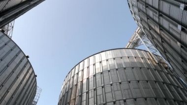 Görünümü kadar büyük Tahıl siloları.