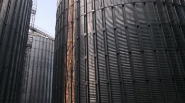 Arpa depolamak için büyük tahıl silosu.