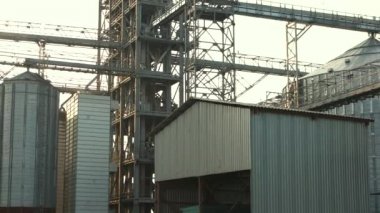 Tahıl depolama silo kavramı.