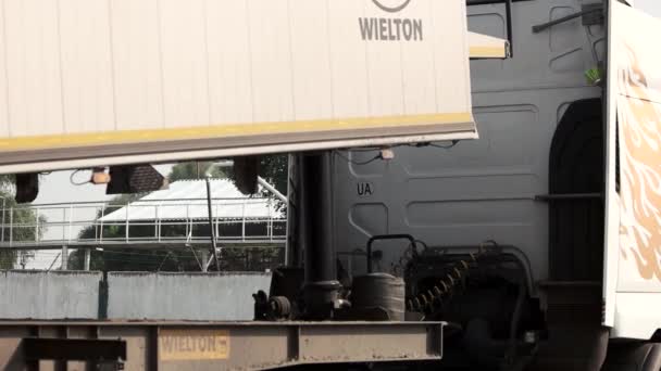 Drop ned side galvaniseret tipping trailer . – Stock-video