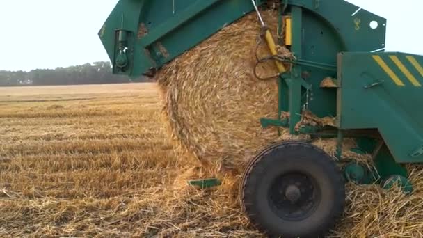 Tractor haciendo fardos de heno . — Vídeos de Stock