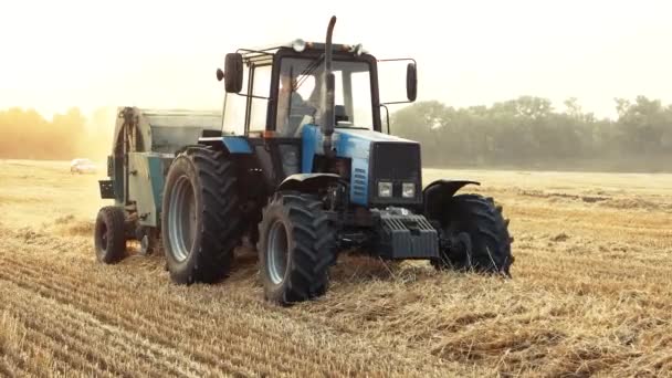 Blauer Traktor im Einsatz. — Stockvideo
