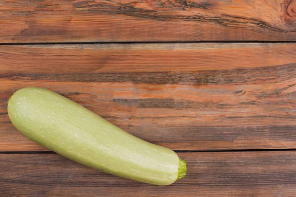 Courgette fresco cru em madeira . — Fotografia de Stock