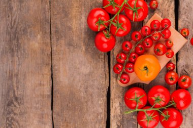 Taze ve Olgun üzüm domates, ahşap tahta.