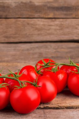 Dal masada kırmızı domates.