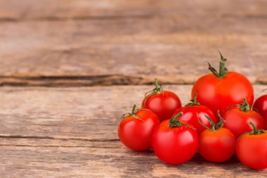 Kırmızı parlak domates ile farklı büyüklük yığını.