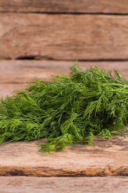 Büyük demet dereotu ahşap üzerine.