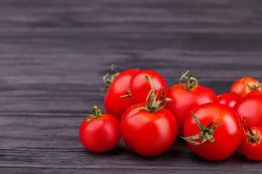 Birçok domates eski siyah ahşap tablo.