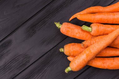 Taze temiz havuç yığını.