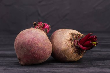 Koyu arka plan üzerinde beetroots çifti.