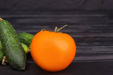 Tüm turuncu domates ve salatalık.