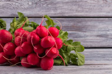 Yığın pf turp ahşap üzerine.