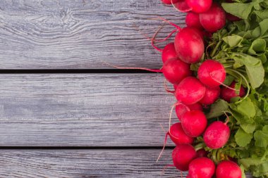 Metin için boş alan ile ahşap üzerine olgun turp.