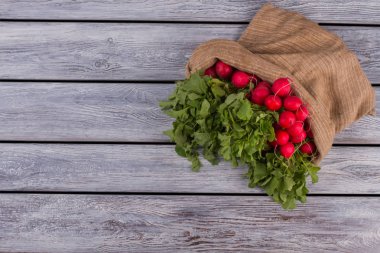 eski ahşap arka plan üzerinde taze organik turp.