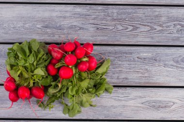 Bir bahçe turp odun yığını.