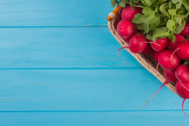 Kırmızı ve mavi ahşap arka plan ile kötü sepeti.